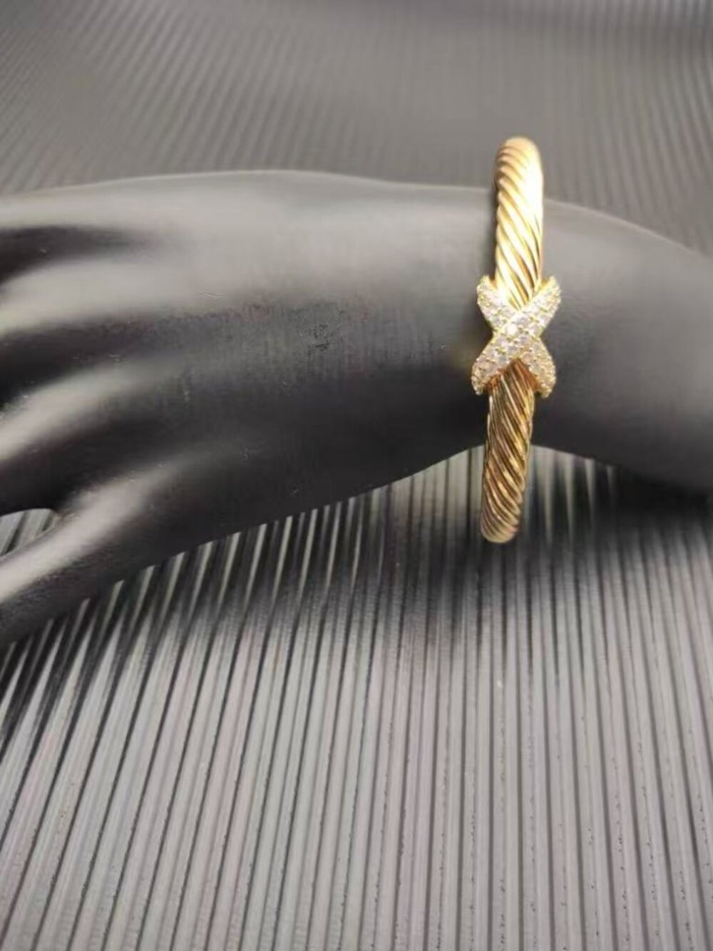 David Yurman glod bracelet with a cross motif - Picture 6 of 6